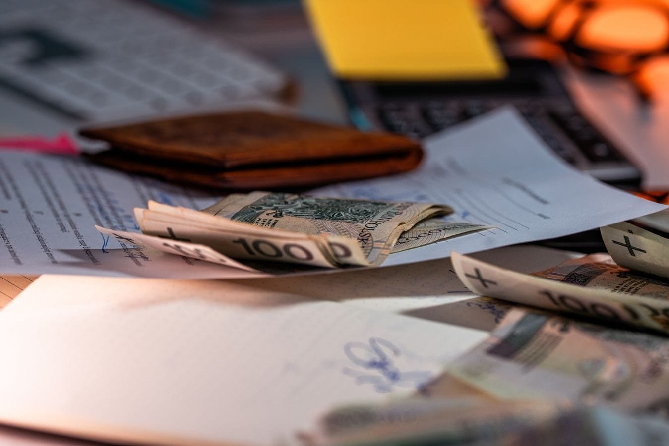 Documentos financeiros usados para conferir uma inscrição indevida