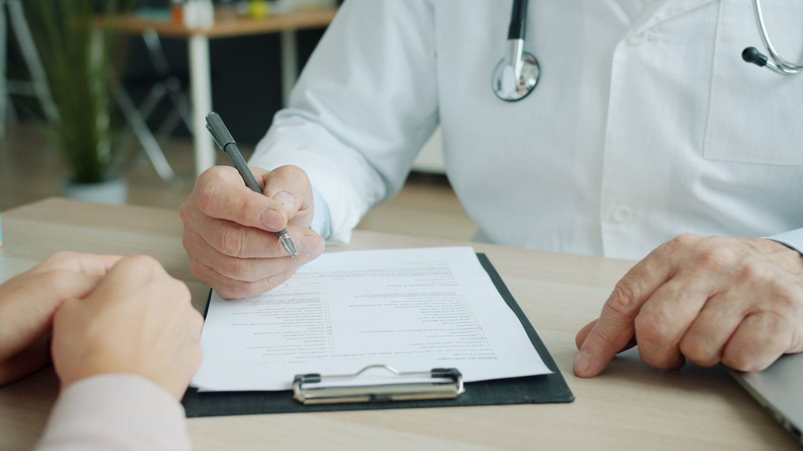 Médico preenche documentação de atendimento coberto por plano de saúde
