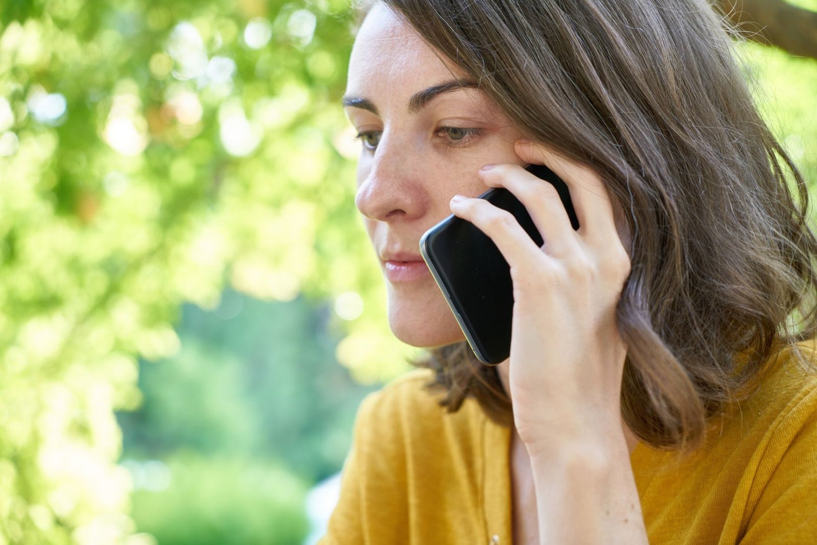 Anatel fixa regras do filtro contra chamadas abusivas 1 Mulher falando ao celular ao ar livre