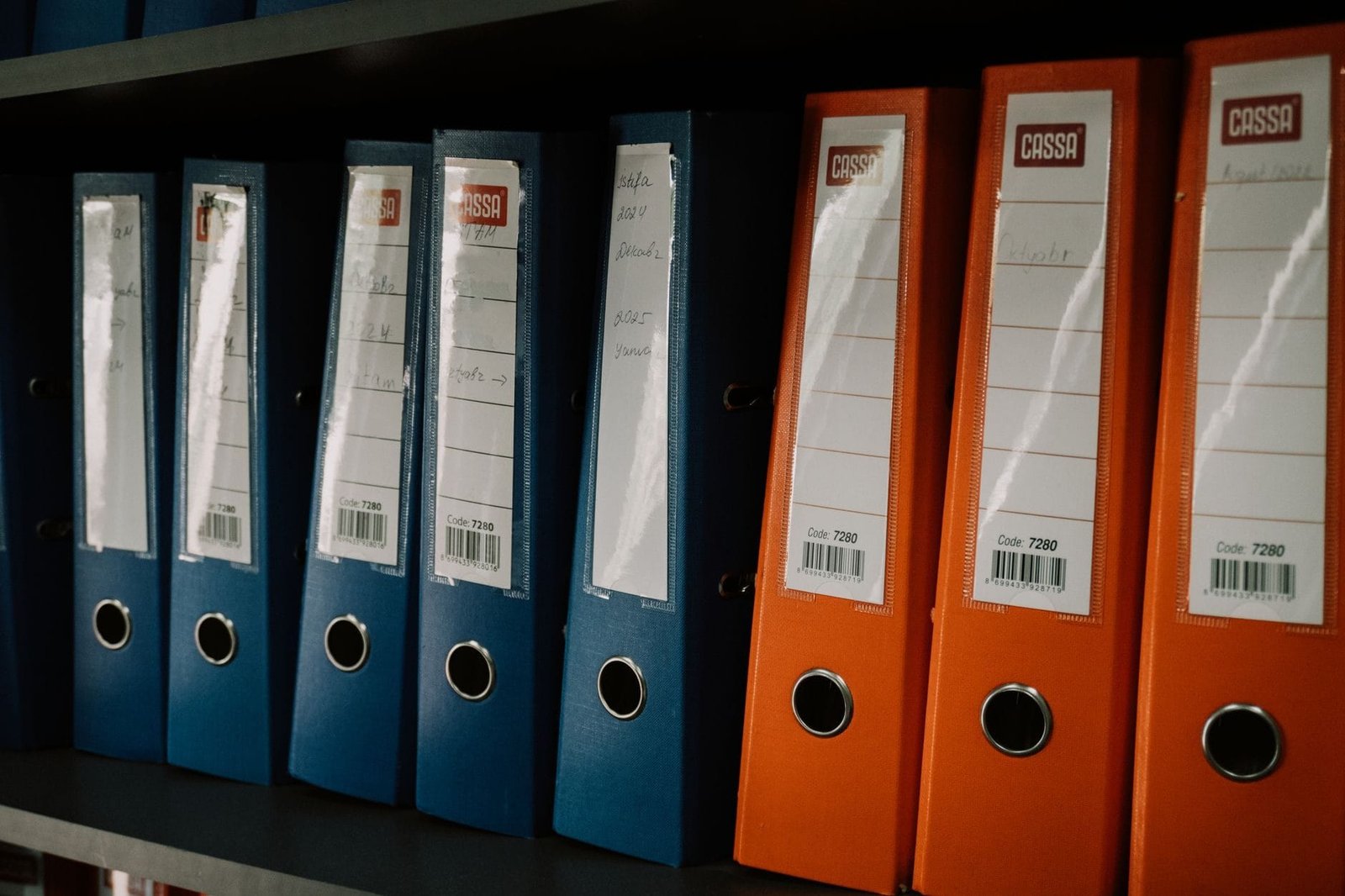 Pastas de documentos organizadas em arquivo