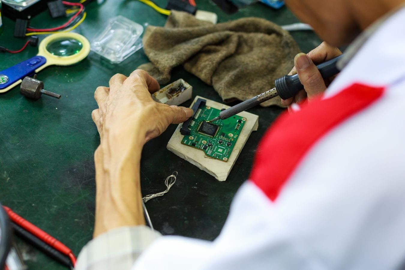 Técnico realiza conserto de produto eletrônico dentro do prazo legal