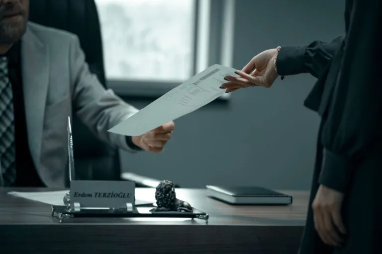 Documento é entregue para análise sobre uma mesa