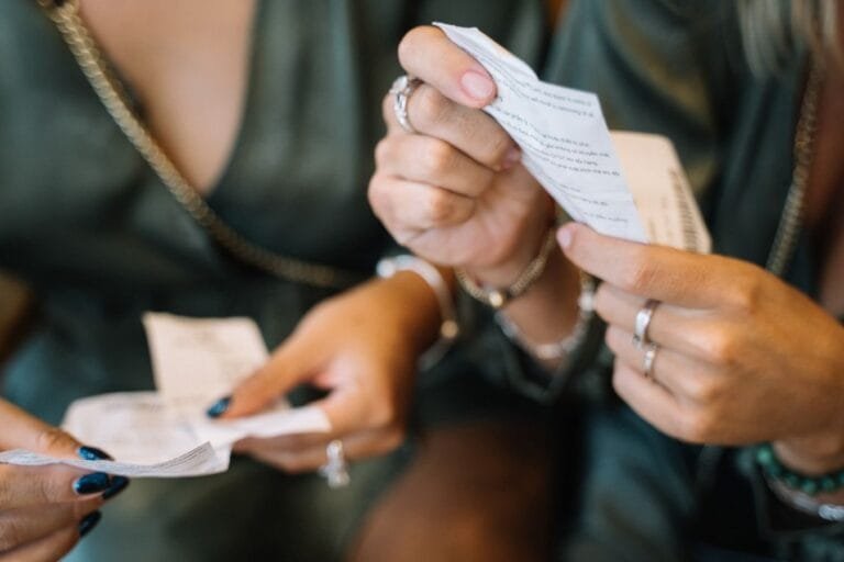 Consumidor confere comprovantes de pagamento para pedir devolução em dobro